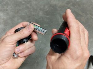 تعویض باتری نور افکن و یا چراغ قوه